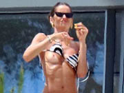Izabel Goulart flashes her nude tits while chamging in Saint-Tropez, France